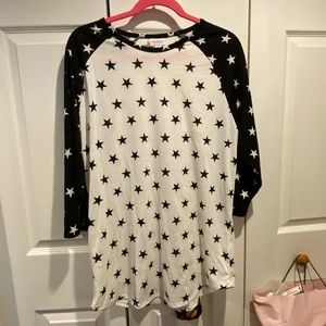Lularoe Randy T, baseball T. Black and white start pattern. Size XL NWOT